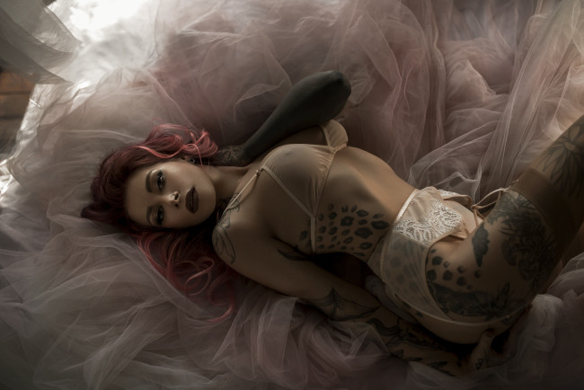 Обои картинки фото девушка - girl, девушки, - рыжеволосые и разноцветные, девушка, женщина, разноцветная, сексуальная, модель, звезда, позирует, разная, обувь, верхняя, стильная, одежда, нижнее, эротическое, бельё, трусы, лифчик, аксессуары, макияж, колготки, чулки, и, множество, элементов, на, фотографии