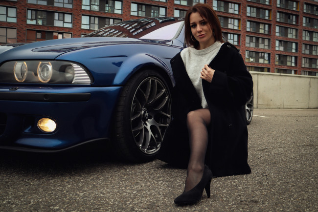 Обои картинки фото девушка и авто, автомобили, -авто с девушками, девушка, женщина, шатенка, темноволосая, сексуальная, модель, звезда, позирует, разная, обувь, верхняя, стильная, одежда, нижнее, эротическое, бельё, трусы, лифчик, колготки, чулки, аксессуары, макияж, и, множество, элементов, на, фотографии