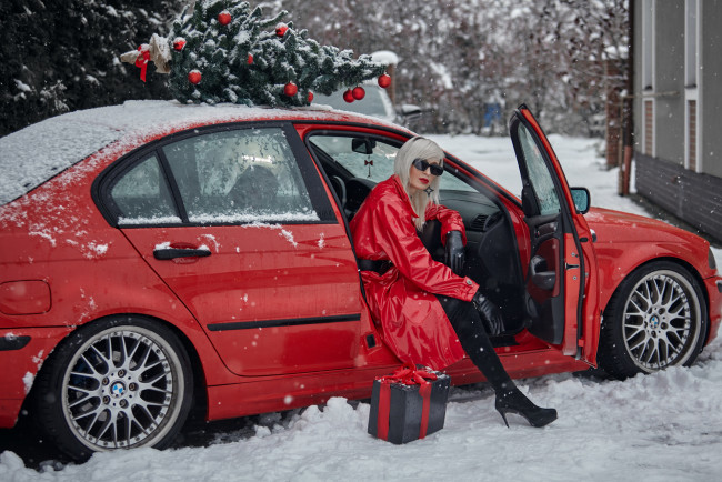 Обои картинки фото девушка и авто, автомобили, -авто с девушками, девушка, женщина, блондинка, светловолосая, сексуальная, модель, звезда, позирует, разная, обувь, верхняя, стильная, одежда, нижнее, эротическое, бельё, трусы, лифчик, колготки, чулки, аксессуары, макияж, и, множество, элементов, на, фотографии