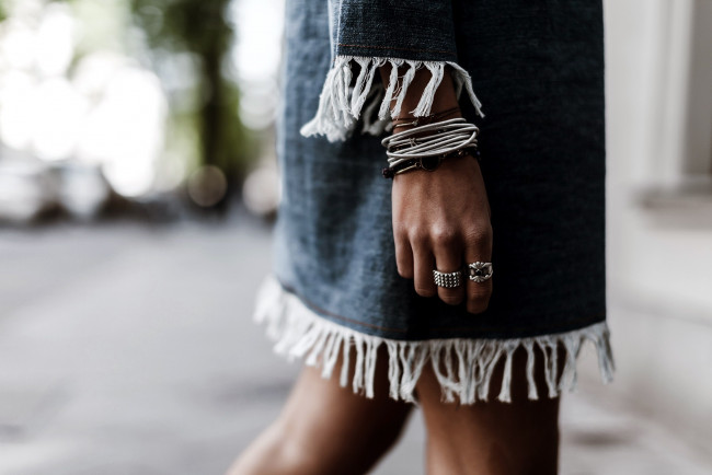 Обои картинки фото разное, руки,  ноги, женская, рука, кольца, браслеты