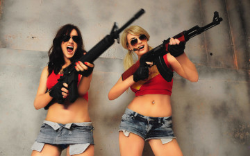 Картинка Rosie+Jones девушки   блондинка брюнетка автоматы сигара