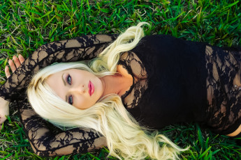 Картинка aida+ridic девушки aida ridic трава волосы блондинка