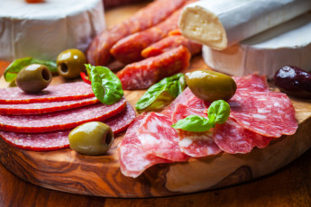 Картинка еда колбасные+изделия оливка зелень лук ассорти колбасная нарезка