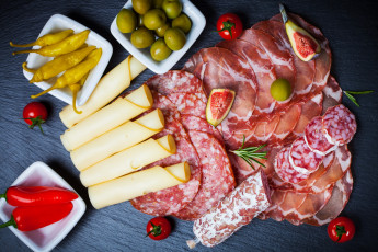 Картинка еда разное колбасная нарезка сыр зелень ассорти лук перец инжир помидоры