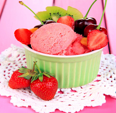 Обои картинки фото еда, мороженое,  десерты, клубника, черешня, киви