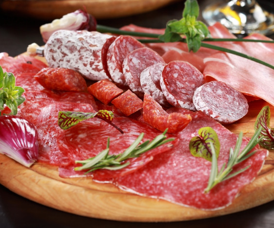 Обои картинки фото еда, колбасные изделия, ассорти, колбасная, нарезка, зелень, лук