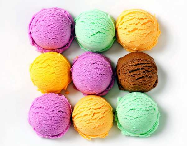 Обои картинки фото еда, мороженое,  десерты, клубничное, шоколадное, фисташковой, лакомство