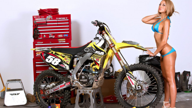 Обои картинки фото мотоциклы, мото с девушкой, moto