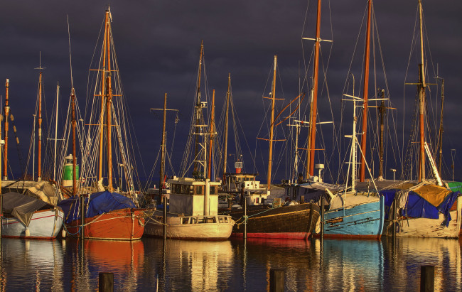 Обои картинки фото корабли, разные вместе, причал, рыболовецкие, шхуны