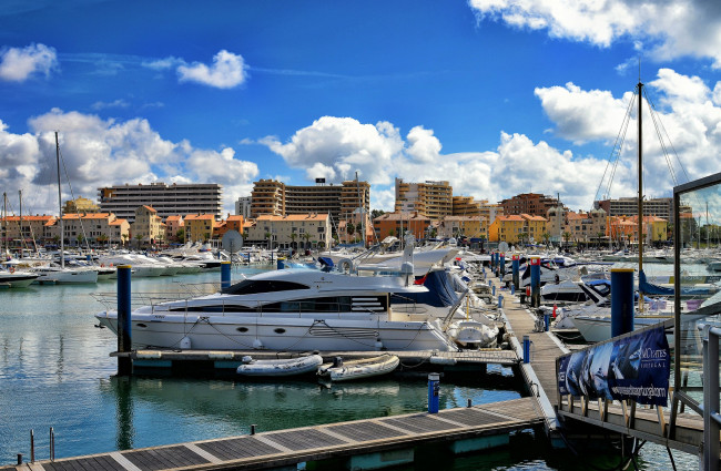 Обои картинки фото корабли, порты ,  причалы, город, гавань, причалы, яхты