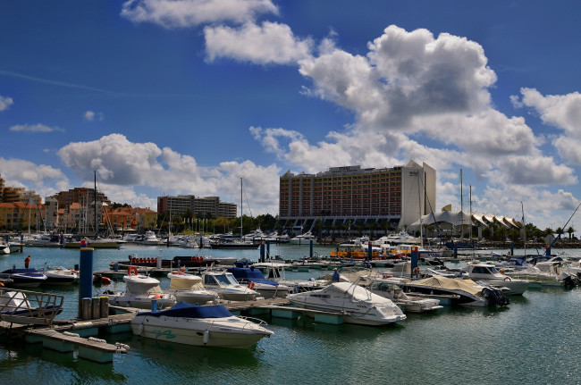 Обои картинки фото корабли, порты ,  причалы, город, гавань, причалы, яхты, отель