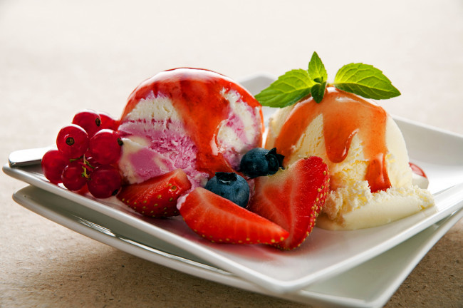 Обои картинки фото еда, мороженое,  десерты, смородина, клубника, сироп, мята