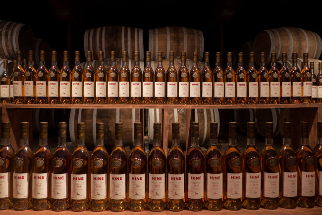 Обои картинки фото бренды, бренды напитков , разное, бочки, коньяк, бутылки, погреб