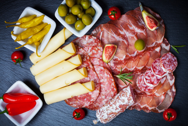 Обои картинки фото еда, разное, колбасная, нарезка, сыр, зелень, ассорти, лук, перец, инжир, помидоры