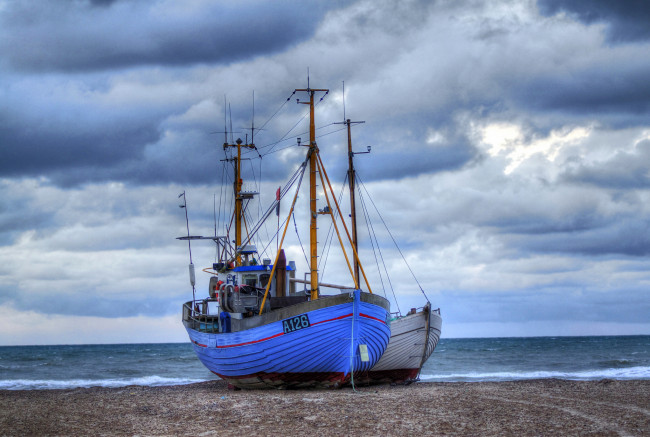Обои картинки фото корабли, баркасы ,  буксиры, океан, пляж, галька, горизонт, баркас, рыболов