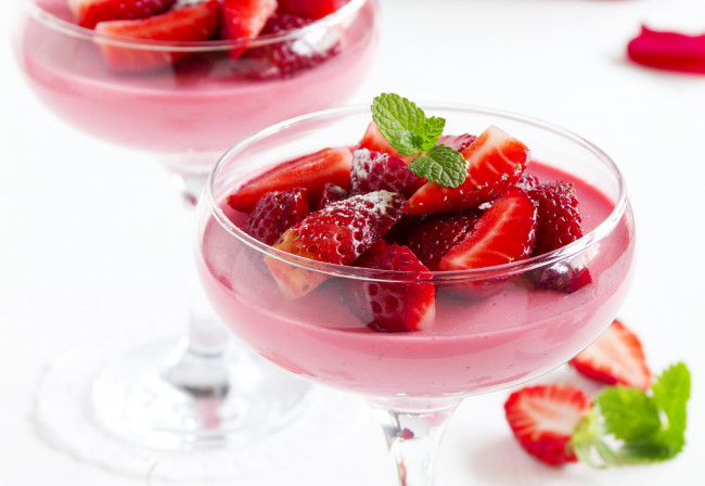 Обои картинки фото еда, мороженое,  десерты, клубника, панна, кота