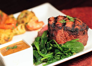 Картинка еда мясные+блюда мясо шпинат соус