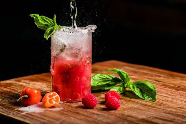 Обои картинки фото еда, напитки,  коктейль, перец, коктейль, малина, базилик