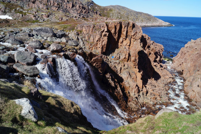 Обои картинки фото териберский водопад, природа, водопады, россия, водопад, териберский, скалы, берег, море, речка