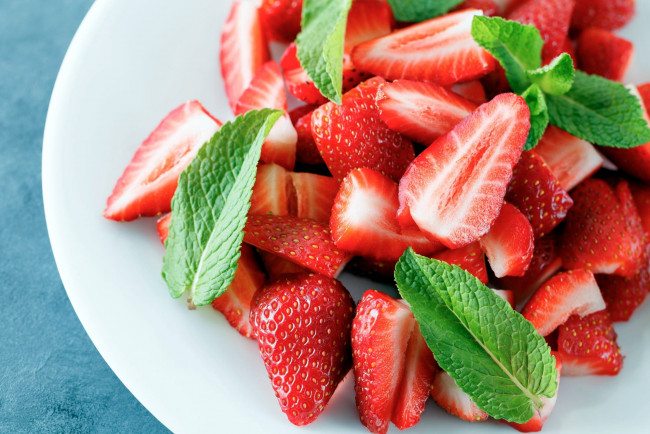 Обои картинки фото еда, клубника,  земляника, мята