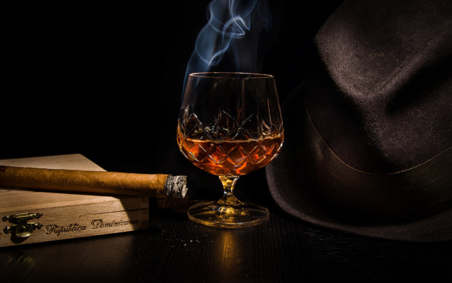 Обои картинки фото еда, напитки, коньяк, шляпа, сигара, дым