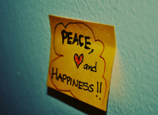 Картинка разное надписи +логотипы +знаки стена записка