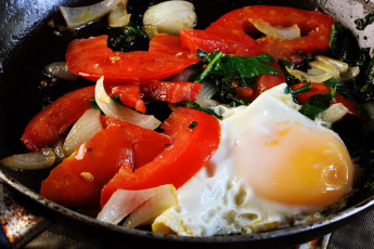 Картинка еда яичные+блюда глазунья помидоры