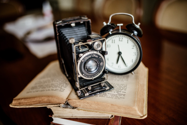 Обои картинки фото разное, ретро,  винтаж, книга, фотокамера, будильник