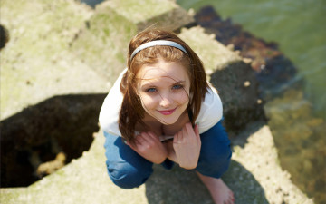 Картинка -Unsort+Рыжеволосые+и+другие+цвета девушк unsort рыжеволосые взгляд берег камни босиком джинсы декольте ободок улыбка amelie море