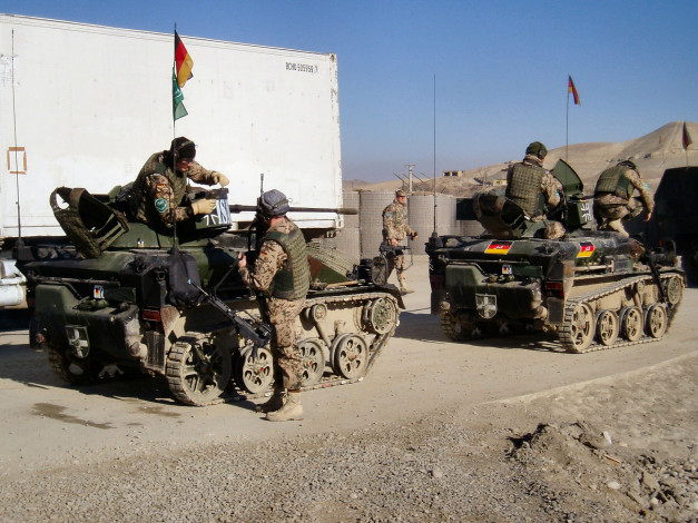 Обои картинки фото техника, военная, солдаты, мотоциклы