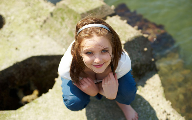 Обои картинки фото -Unsort Рыжеволосые и другие цвета, девушк, unsort, рыжеволосые, взгляд, берег, камни, босиком, джинсы, декольте, ободок, улыбка, amelie, море