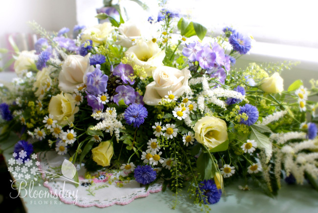 Обои картинки фото цветы, букеты, композиции, ford, mustang, cobra, эустома, папоротник, полевые, розы