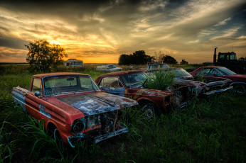 Картинка автомобили разные вместе свалка