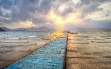 Картинка природа восходы закаты озеро горы тучи закат причал мост берег