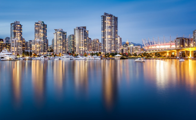 Обои картинки фото bc place and yaletown, города, - панорамы, огни, высотки, гавань, вечер