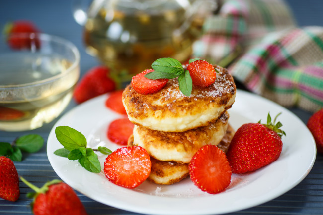 Обои картинки фото еда, блины,  оладьи, завтрак, мята, ягоды, клубника, сырники, творог