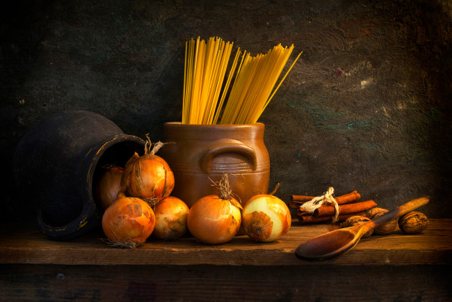 Обои картинки фото еда, натюрморт, кувшин, лук, спагетти, орехи
