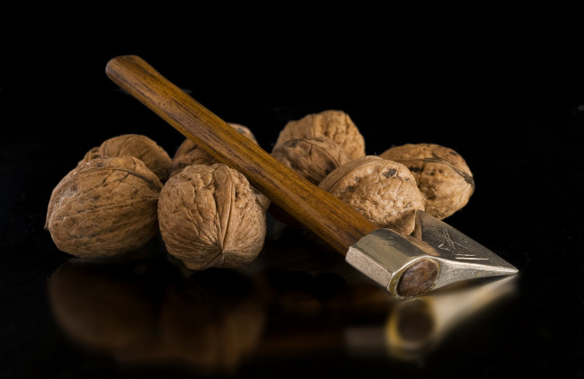 Обои картинки фото еда, орехи,  каштаны,  какао-бобы, топорик
