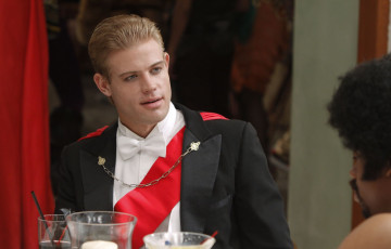 Картинка кино+фильмы 90210 диван блондинка картины окно каблуки свет бутылка бокал вино стол