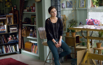 Картинка кино+фильмы 90210 эйрин сильвер беверли хилз книги цветы стул стол