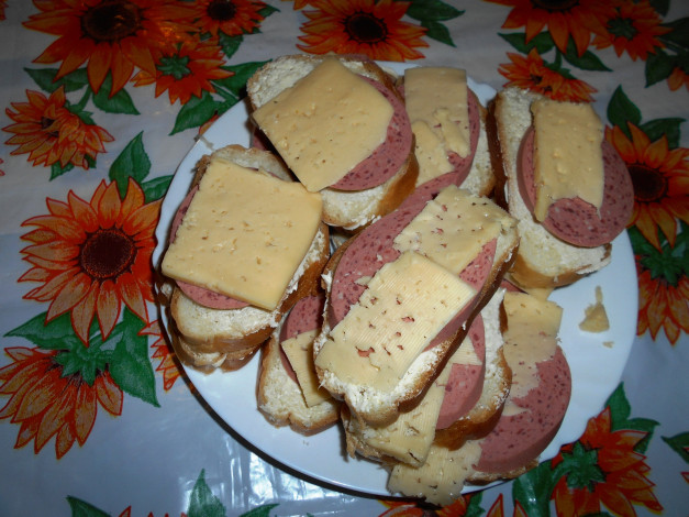 Обои картинки фото еда, бутерброды,  гамбургеры,  канапе, колбаса, хлеб, сыр