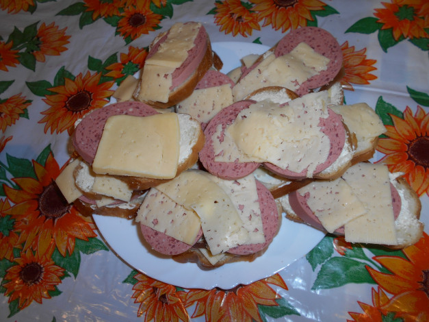 Обои картинки фото еда, бутерброды,  гамбургеры,  канапе, колбаса, хлеб, сыр