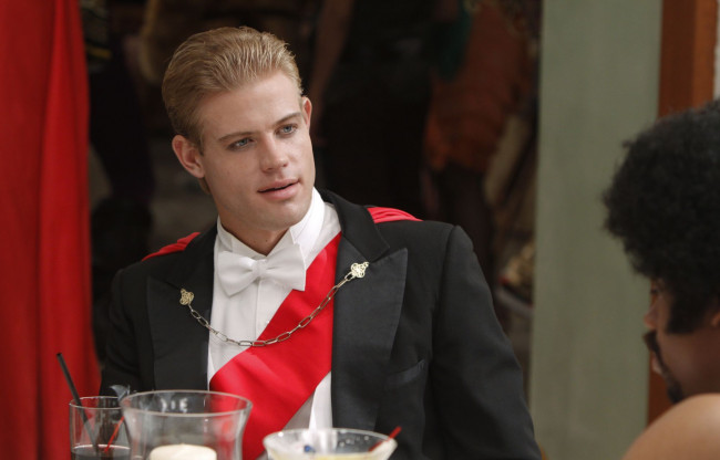 Обои картинки фото кино фильмы, 90210, диван, блондинка, картины, окно, каблуки, свет, бутылка, бокал, вино, стол