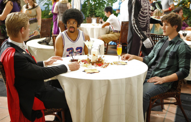 Обои картинки фото кино фильмы, 90210, лиам, курт, парни, стол, беверли, хилз, разговор, костюмы, тэдди, монтгомери