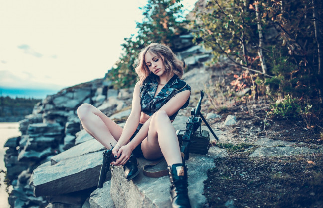 Обои картинки фото девушки, -unsort , девушки с оружием, пистолет, девушка