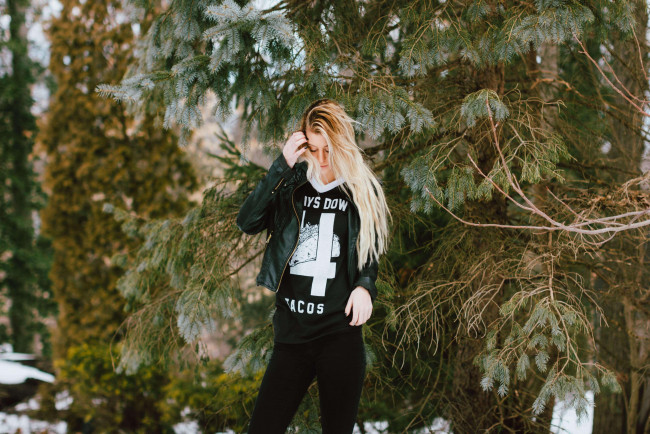 Обои картинки фото девушки, -unsort , блондинки,  светловолосые, снег, лес, куртка, блондинка