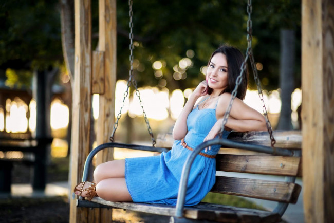 Обои картинки фото девушки, -unsort , брюнетки, темноволосые, улыбка, качели, сарафан, брюнетка