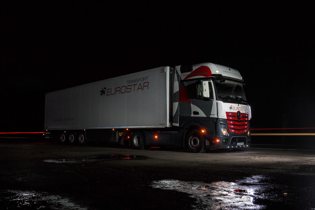 Обои картинки фото mercedes actros, автомобили, mercedes trucks, trucks, ночь, arseniy, pekarski, фура, mercedes, actros, мерседес