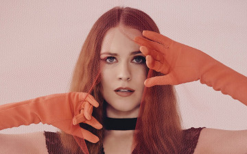 Картинка девушки rachel+brosnahan рыжая лицо перчатки сетка