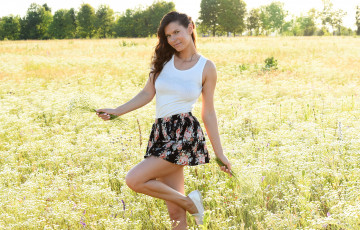 обоя suzanna a, девушки, - брюнетки,  шатенки, suzanna, a, aye, susi, r, nadia, p, девушка, модель, брюнетка, красотка, взгляд, макияж, красавица, стройная, поза